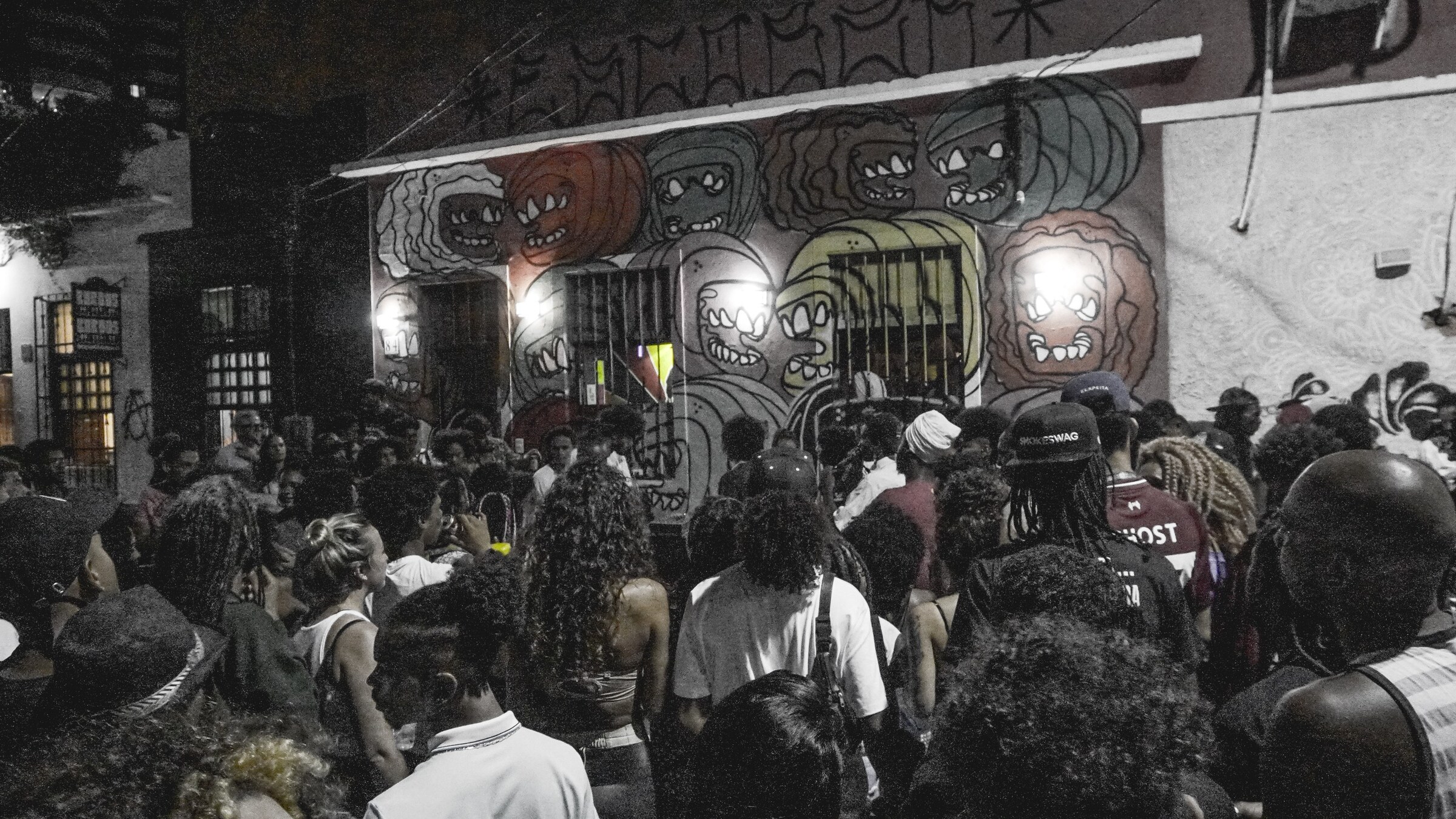 Laminha 1, fotografia original de multidão e mural